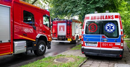 Tragedia przed domem. Nie żyje 67-latka, została przygnieciona przez bramę