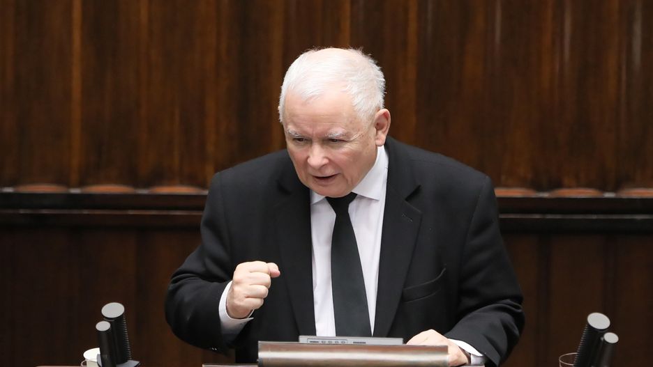Warszawa, 11.12.2023. Prezes PiS Jarosław Kaczyński przemawia na sali obrad Sejmu w Warszawie, 11 bm. Premier Morawiecki przedstawił posłom program działania Rady Ministrów z wnioskiem o udzielenie jej wotum zaufania. (jm) PAP/Paweł Supernak