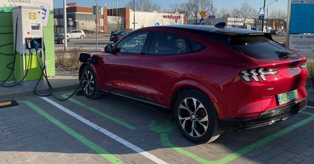 Dlaczego Ford przenosi produkcję baterii Mustanga Mach-E z Polski do USA? Już odpowiedział