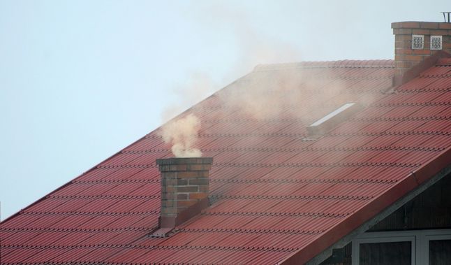 Dymiący komin sąsiada może być groźniejszy od komina fabrycznego