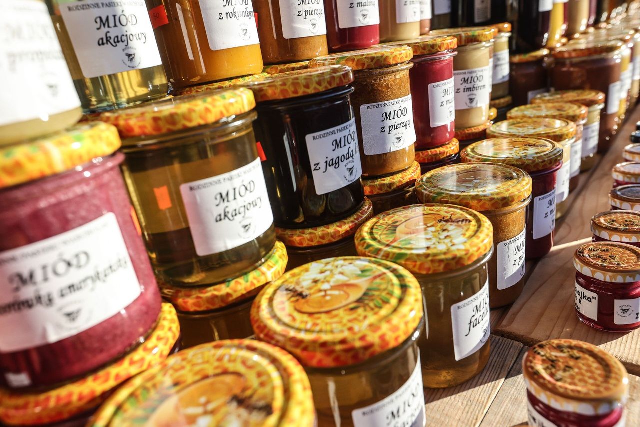 Pasieki robią wyprzedaż miodu. Specjalne ceny za słoik pod koniec roku