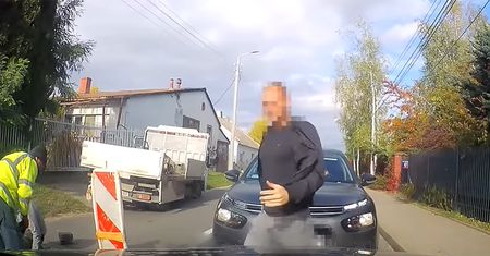 Nagranie. W jego kierunku ruszył łysy agresor. Oto co zrobił