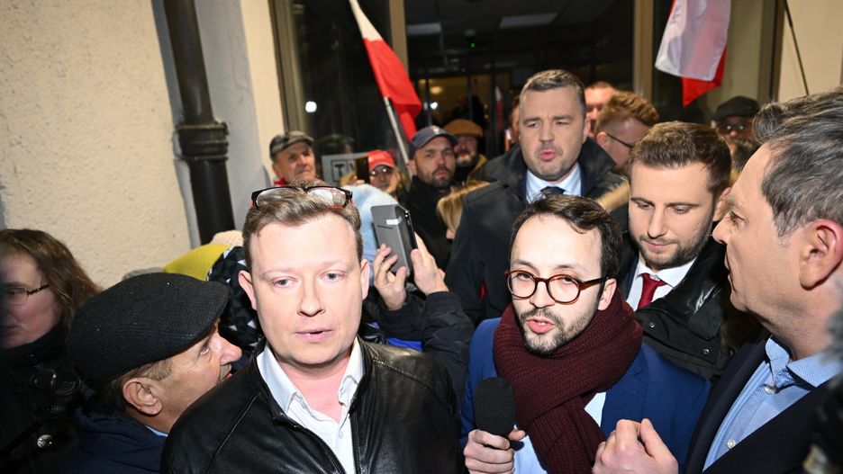 Gwiazdy TVP Info z czasów rządów PiS: Marcin Tulicki, Samuel Pereira, Michał Rachoń, Miłosz Kłeczek i Michał Adamczyk
