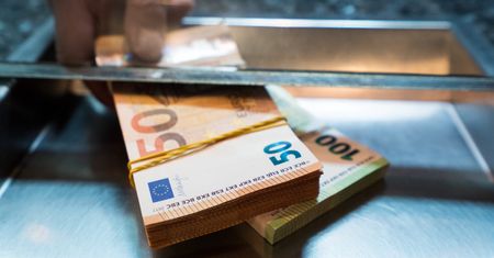 Kursy walut NBP 31.08.2021 Wtorkowy kurs funta, euro, dolara i franka szwajcarskiego