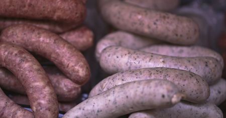 Wypełniacze i rakotwórcze dodatki. Takiej kiełbasy nigdy nie kupuj