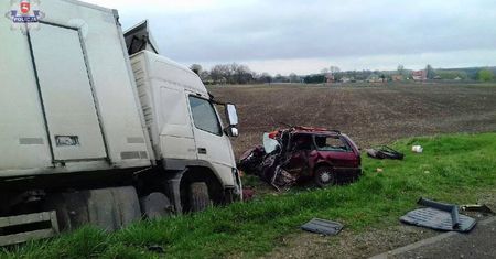 Śmiertelny wypadek w Adamowie. Ciężarówka wjechała w dwa samochody (zdjęcia)