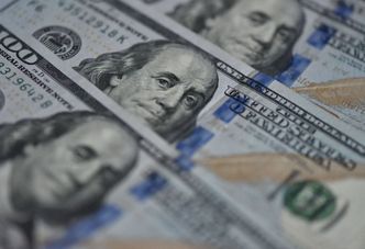 Dolar słabnie względem euro i innych walut. Zaważył kolejny zwrot po słowach Trumpa