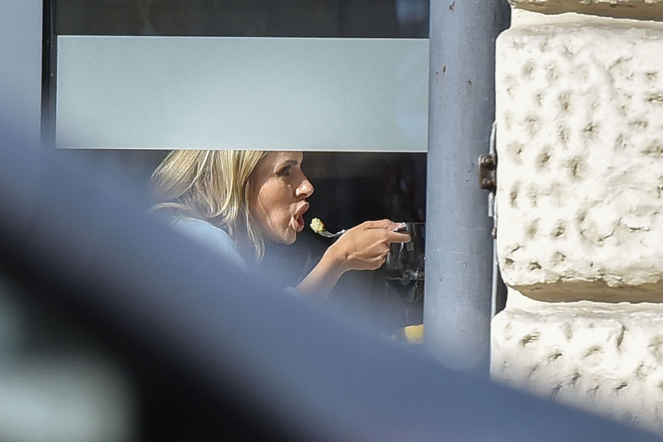 Wystylizowana Izabela Janachowska na obiedzie na mieście