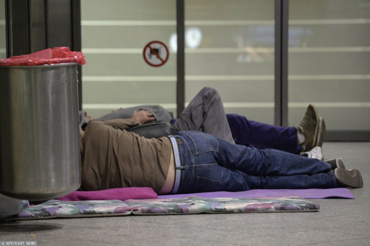 Migranci śpią na dworcu centralnym w Monachium