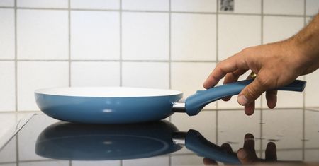 Patelnia zawsze będzie jak nowa. Trik, który musisz znać