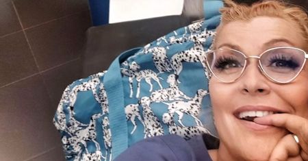Katarzyna Skrzynecka SPAŁA NA LOTNISKU, bo nie chciała płacić za hotel: "Fotelik MAM GRATIS"