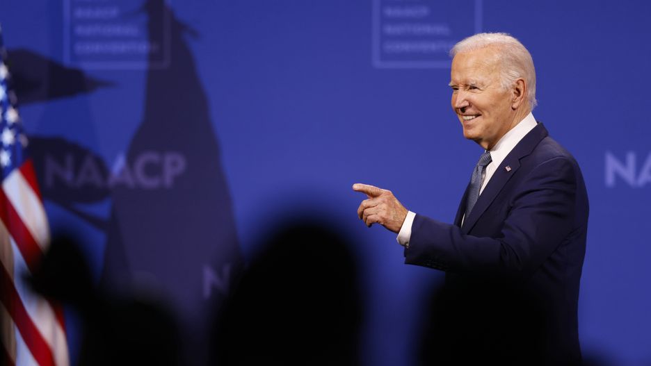 US President Joe Biden speaks during the 115th NAACP National Convention
epa11482360 US President Joe Biden departs after speaking during the 115th NAACP National Convention in Las Vegas, Nevada, USA, 16 July 2024. Biden is scheduled to make several appearances at various campaign events in Las Vegas over the next few days.  EPA/CAROLINE BREHMAN 
Dostawca: PAP/EPA.
CAROLINE BREHMAN