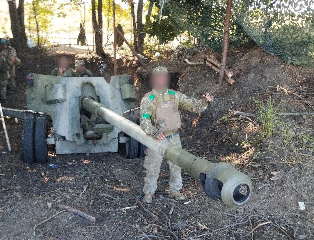 A tank from the World War II. Ukrainian soldiers know what to do with it