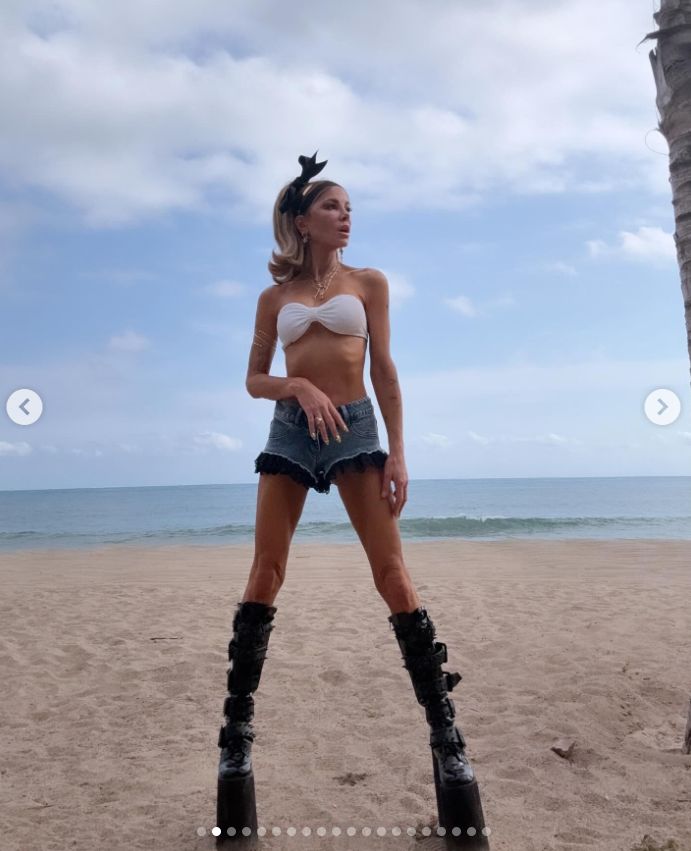 Kate Beckinsale pozuje na plaży