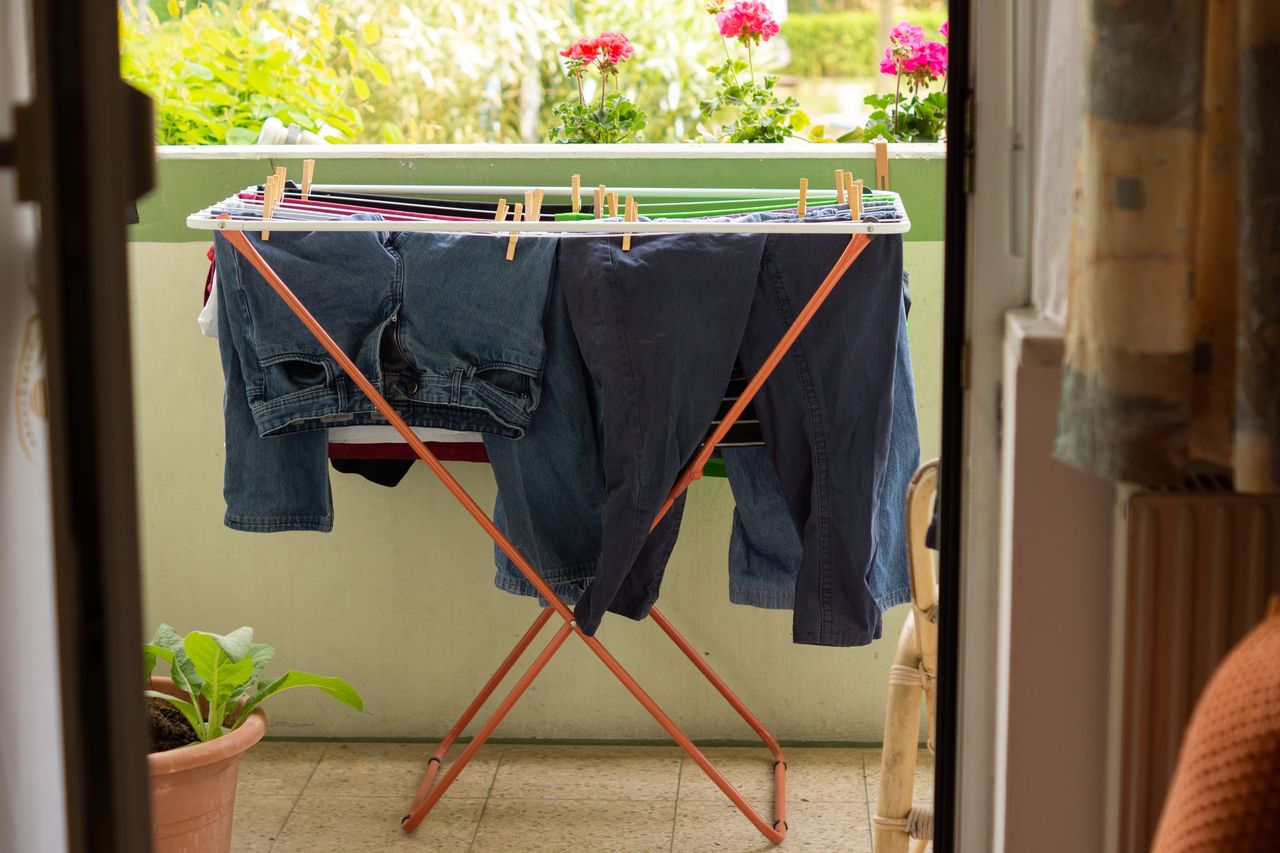 Suszarka grozy na niemieckim balkonie. 1,5 roku leżał martwy na sofie