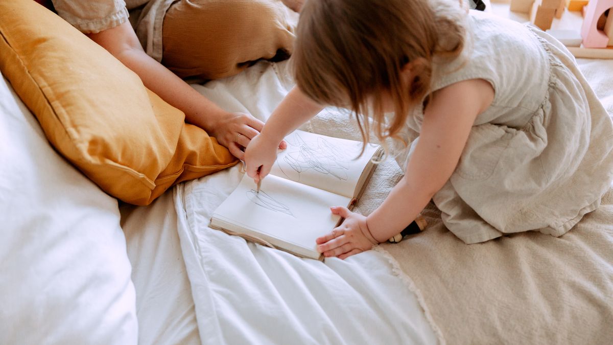 Gdy rodzą się dzieci, a żłobki i przedszkola są niedostępne,  rodzice decydują zwykle, że to matka pozostanie w domu.