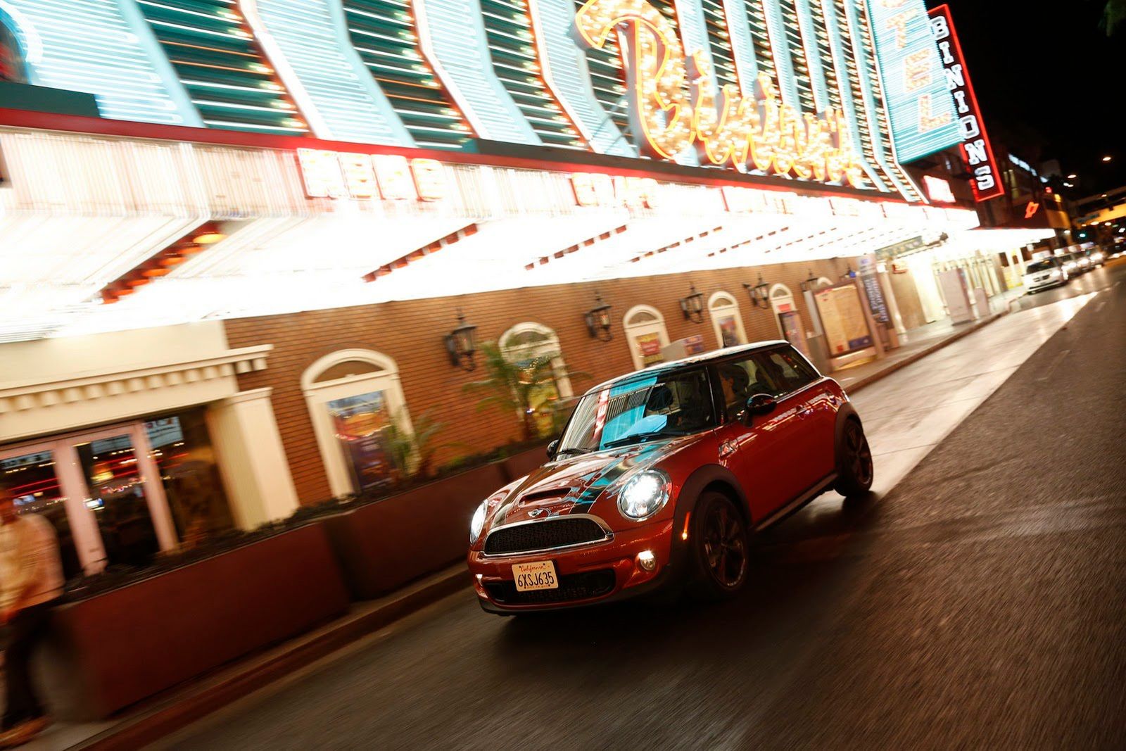 Galeria Mini jako celebracja sprzedaży półmilionowego egzemplarza w USA 207