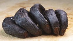 Czarny czosnek dba o mózg, serce i wątrobę. Dodawaj do potraw