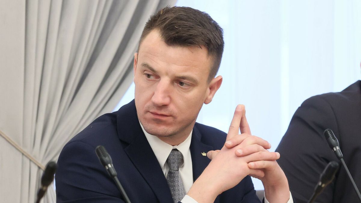 Poseł Wilk (z lewej) komentuje swój kontrowersyjny wpis