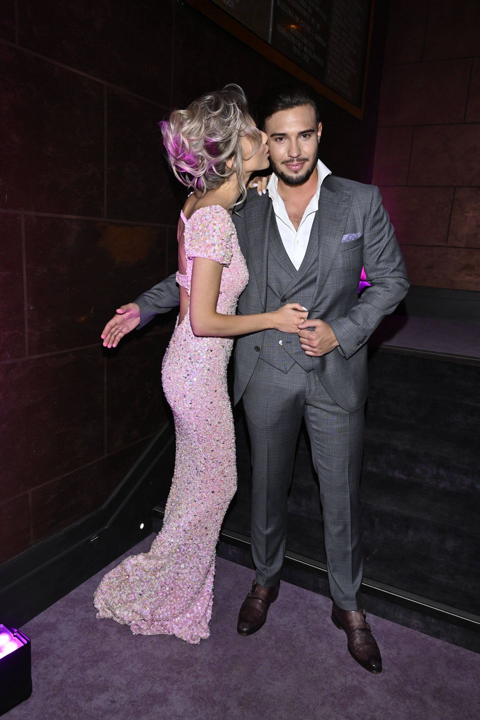 Pudelek Pink Party. Leon Myszkowski pozuje z ukochaną