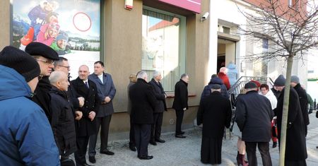 Atak na biuro senatora PiS. Wybito szybę