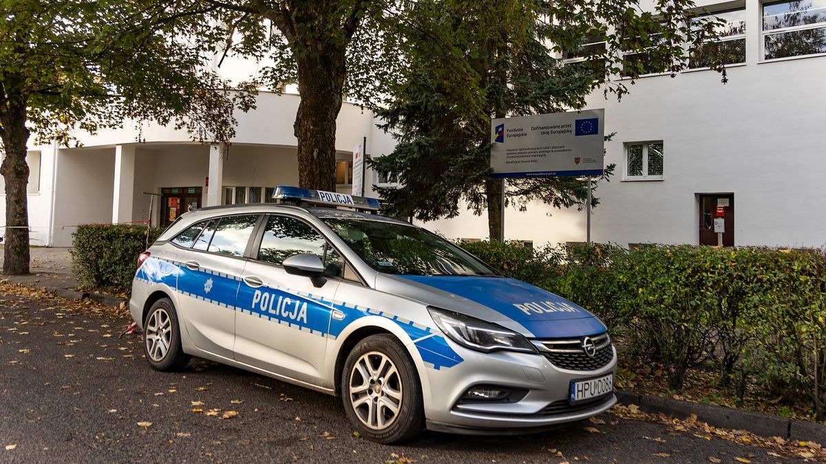 Policyjny patrol przed szkołą w Pile