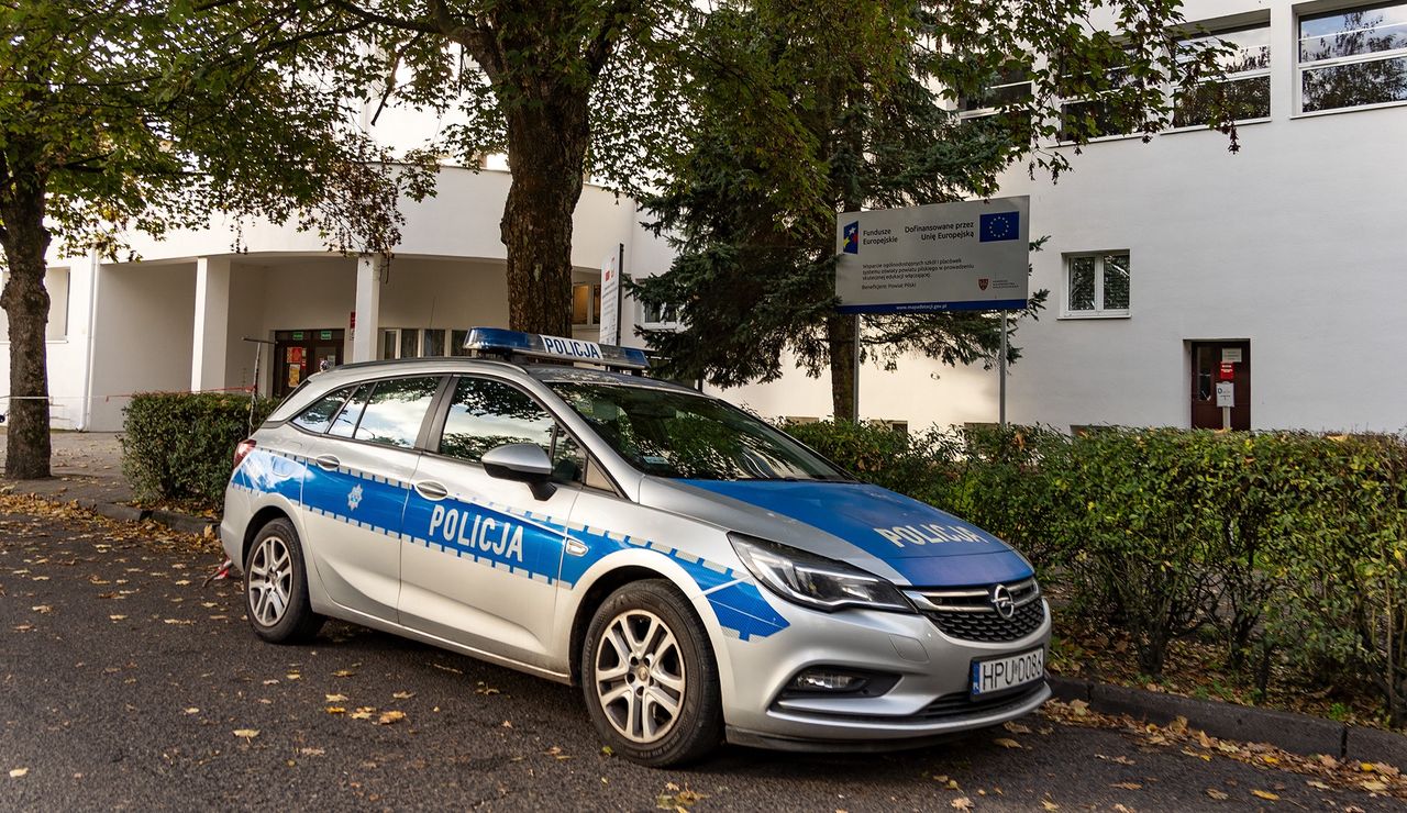 Policja kontroluje szkoły w Pile. Kilka razy dziennie