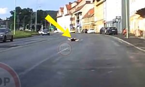 Sceny w Wałbrzychu. Na samym środku jezdni. Miał tylko szorty