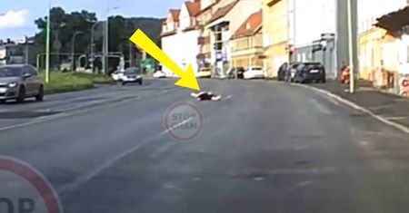 Sceny w Wałbrzychu. Na samym środku jezdni. Miał tylko szorty