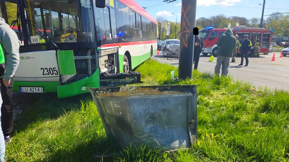 Zderzenie autobusu komunikacji miejskiej z samochodem osobowym na rondzie Mohyły