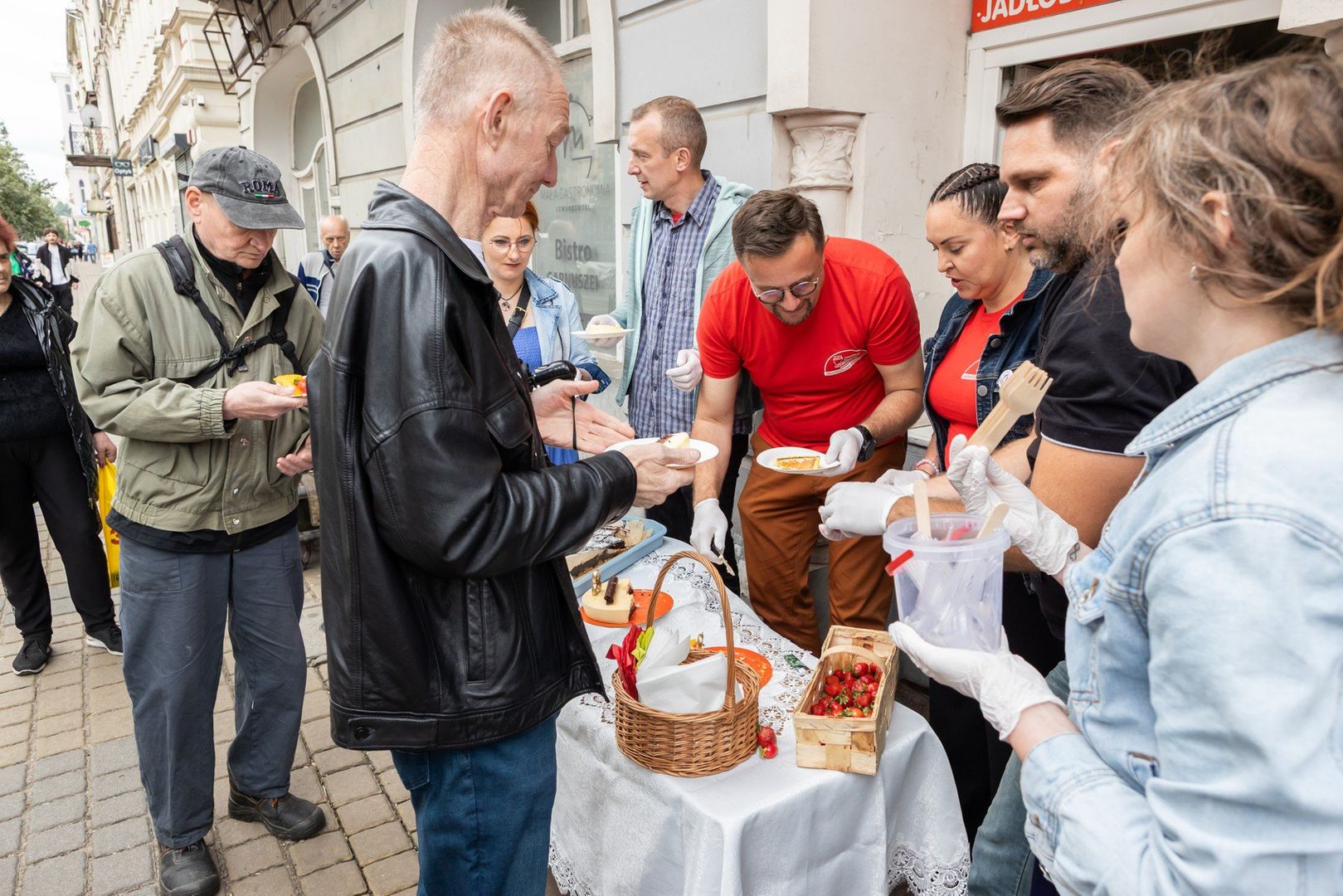 Wspólna Spiżarnia w Bydgoszczy - to tony uratowanego jedzenia i pomoc tysiącom osób w kryzysie. W poniedziałek, 16 czerwca, jadłodzielnia świętowała ósme urodziny. Nie zabrakło okolicznościowego tortu. 