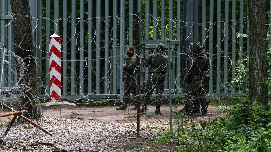 Sytuacja na granicy polsko-bia?oruskiej
6.06.2024
Puszcza Bialowieska, okolice wsi Starzyna na Podlasiu

n/z mur na granicy Polski z Bialorusia chroniony przez Straz Graniczna, policja i Wojsko Polskie

 fot. Stach Antkowiak/REPORTER
Stach Antkowiak/REPORTER