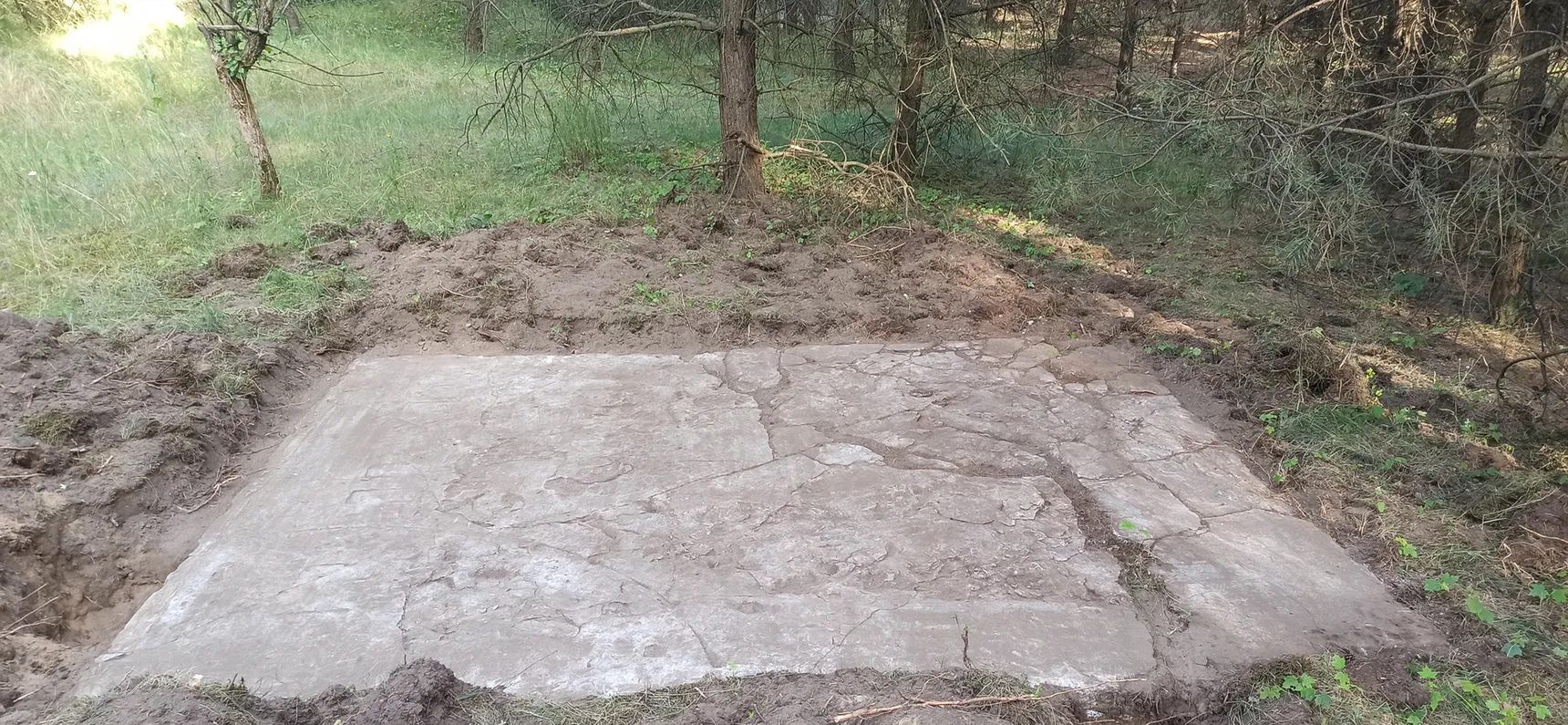 Widok od strony wejścia do schronu