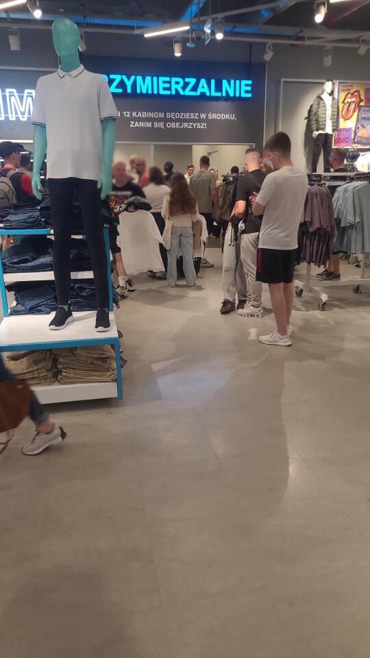 Przed przymierzalniami szybko zrobiły się kolejki