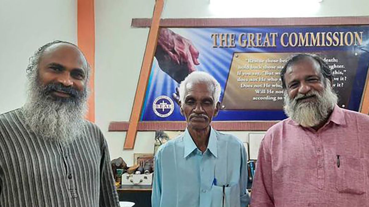 Sajid Thungal (po środku) spotkał się z braćmi: Azizem (z lewej) i Kunju (z prawej)