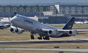 O mały włos. Boeing 747 był centymetry od uderzenia ogonem o pas