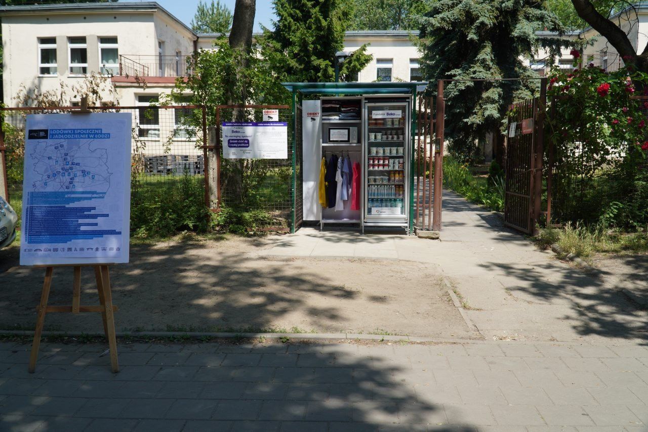 W Łodzi stanęła kolejna społeczna lodówka, która ma wesprzeć potrzebujących