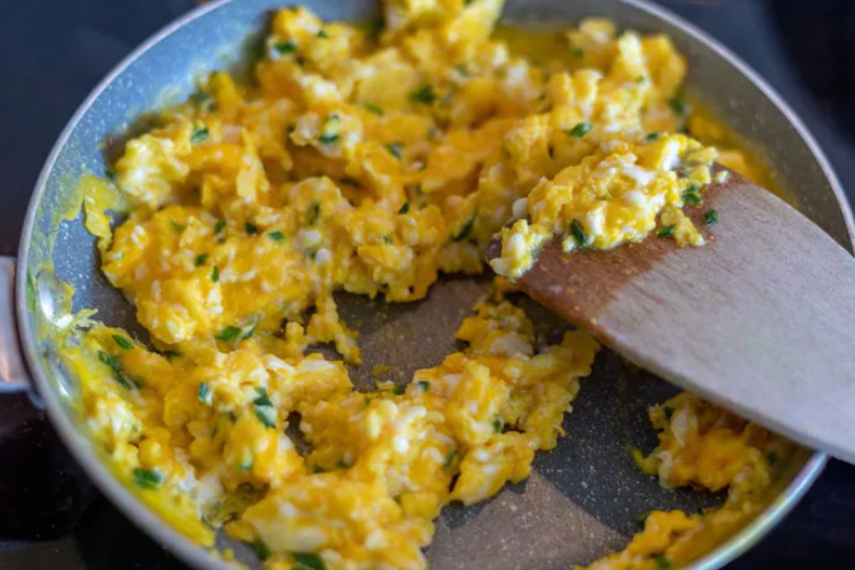 Smażenie jajecznicy z bobem będzie dobrą opcją na śniadanie