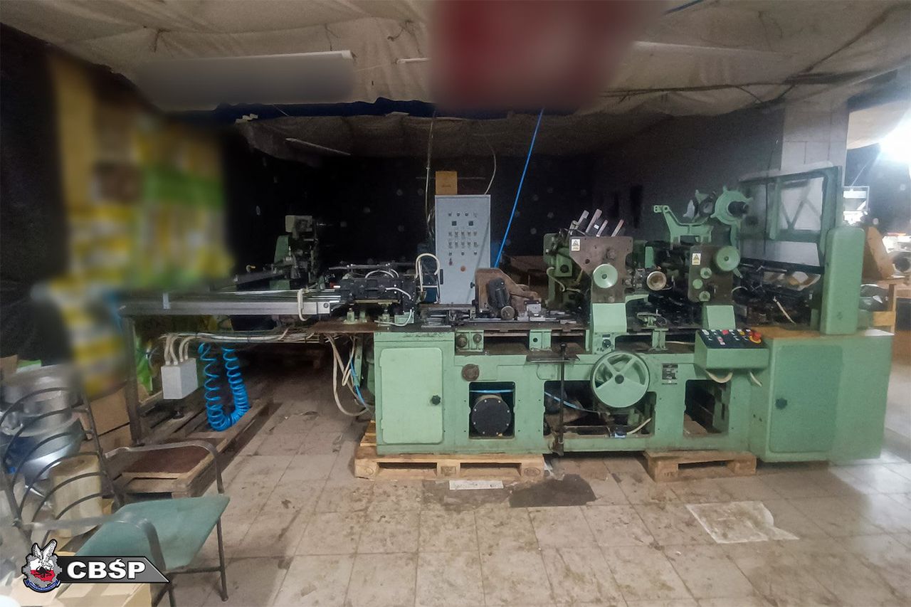 CBŚP zlikwidowało nielegalną fabrykę papierosów. Straty Skarbu Państwa przekroczyły 2,6 mln zł