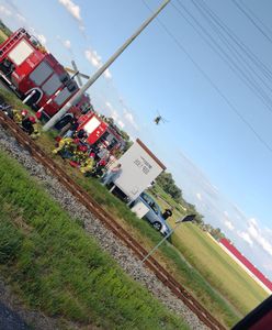 Horror na przejeździe kolejowym. Motocyklista w rowie