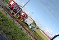 Horror na przejeździe kolejowym. Motocyklista w rowie