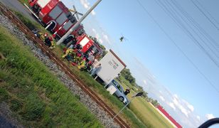 Horror na przejeździe kolejowym. Motocyklista w rowie