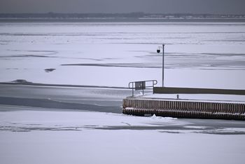 Na Bałtyku w lodzie uwięziony został jacht. Czeka na odwilż