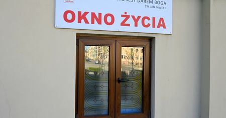 1,5-roczny chłopiec w oknie życia. Przy dziecku była karteczka.