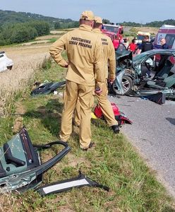 Zderzenie dwóch BMW. Nie żyje 22-latek. Są ranni