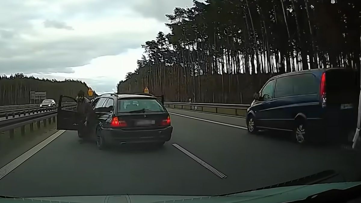Agresor stanął na środku autostrady i przeszedł do ataku