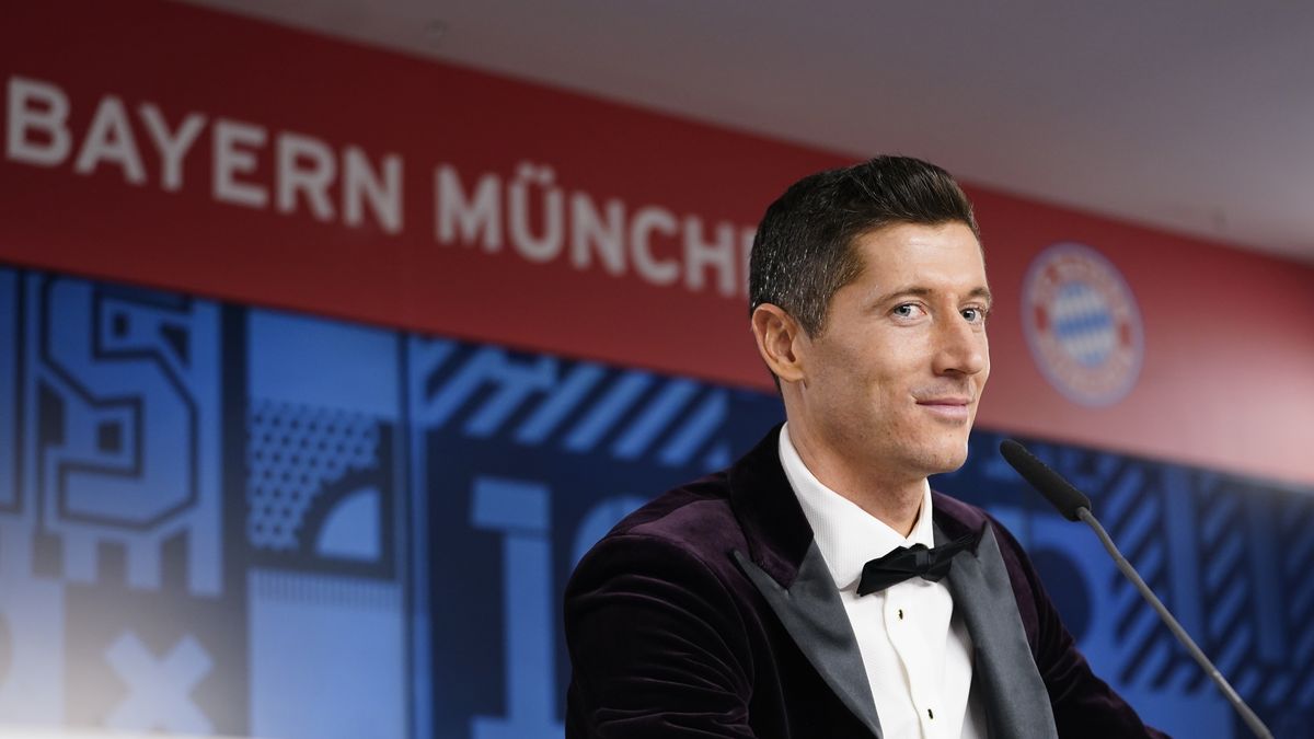 MUNICH, GERMANY - DECEMBER 17: Robert Lewandowski of FC Bayern Muenchen addresses a press conference after the FIFA The BEST Awards ceremony on December 17, 2020 in Munich, Germany. Lewandowski won the FIFA World Player 2020 award on Thursday.  (Photo by Pool/Marco Donato-FC Bayern/Pool via Getty Images)