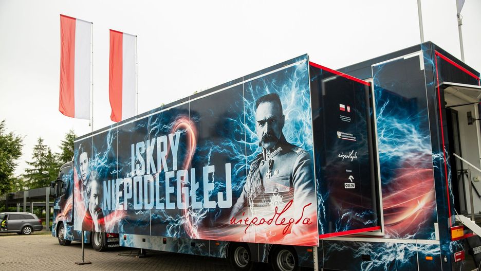 W Grodzisku Wielkopolskim zaparkuje wielka naczepa z napisem &#34;Iskry Niepodległej&#34;. To właśnie w niej prezentowane jest multimedialne widowisko o Polkach i Polakach, którzy zmieniali świat
