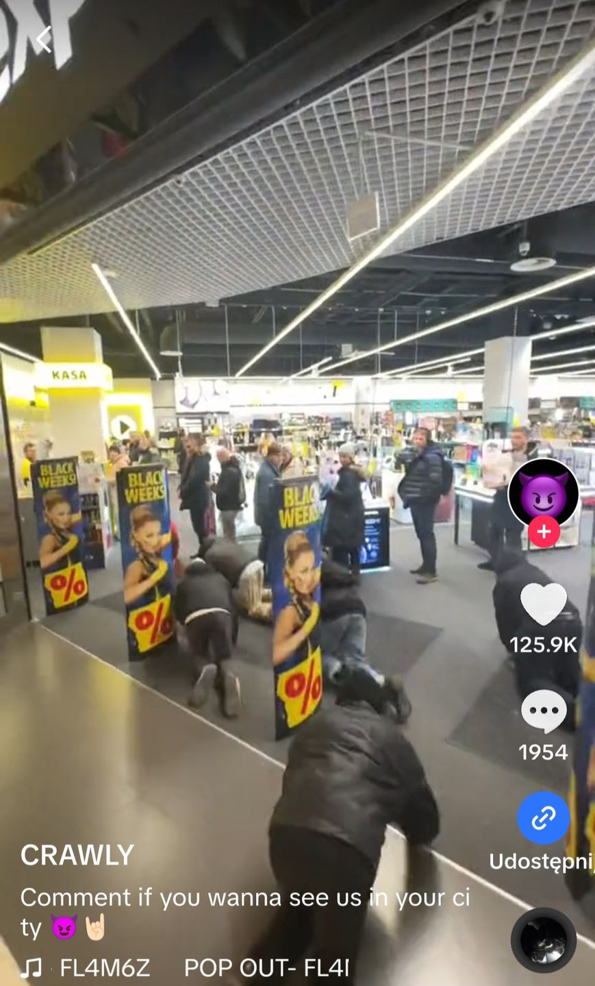 Moda na pełzanie po centrach handlowych