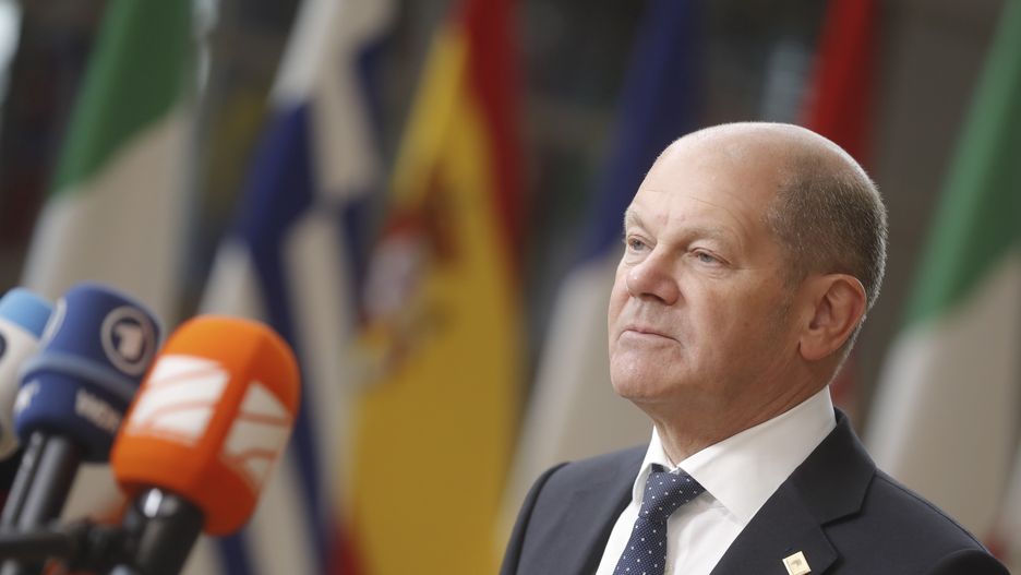 German Chancellor Olaf Scholz arrives at the first day of a Special European Summit on Ukraine at the European Council, in Brussels, Belgium, 30 May 2022. EPA/STEPHANIE LECOCQ Dostawca: PAP/EPA.